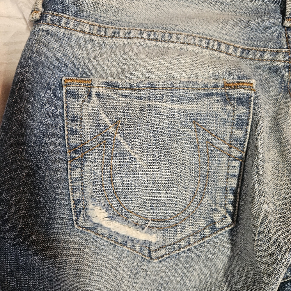 True Religion Blue Cropped Jeans with Embroidered Floral Patches - Picture 14 of 16